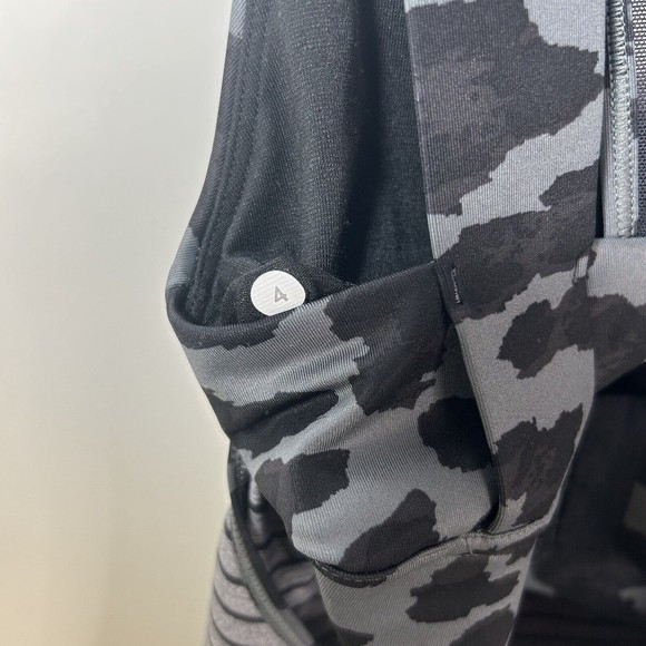 Lululemon Sz. 4 Super Sport Gray Blue Striped Animal Print Athletic Tank Top - Picture 6 of 12